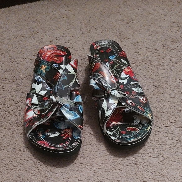 Shoes - Floral Patterned Slide Sandals